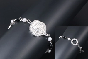 Vue détaillée du bracelet en acier titane argenté avec fleurs de perles et strass