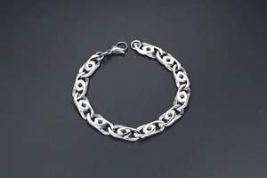 Dettaglio del bracciale a maglie in acciaio al titanio stile punk industriale