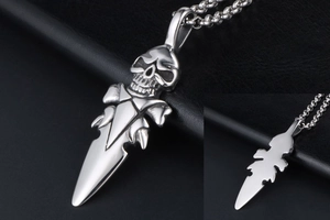 Vue détaillée du pendentif tête de mort en argent sur une surface en cuir noir