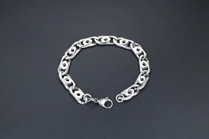 Dettaglio del bracciale a catena in acciaio al titanio argento con chiusura a moschettone