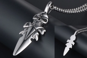 Détail du pendentif tête de mort et dague punk rock en acier inoxydable poli