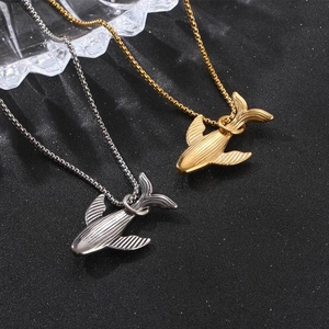 Künstlerische Wal-Anhänger Halsketten in Gold und Silber mit detaillierten Texturmustern