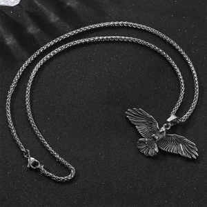 Collier avec pendentif aigle ailes déployées sur chaîne blé en acier inoxydable