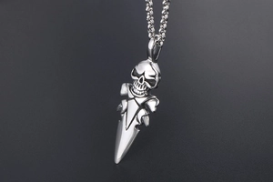 Détails du pendentif tête de mort et dague en acier inoxydable poli au style gothique
