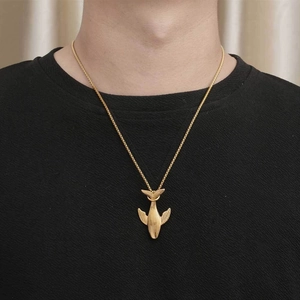 Goldene Wal-Anhänger Halskette aus Titanstahl für Herren an schwarzem T-Shirt