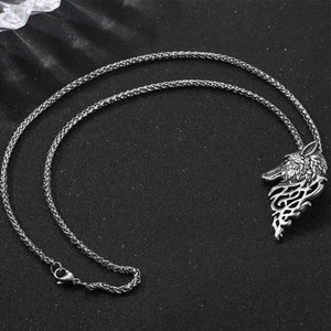 Collier avec pendentif tête de loup en acier inoxydable rétro et motif de flamme tribal