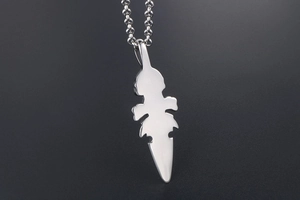 Détail macro du pendentif épée gothique en acier inoxydable avec bords dentelés et chaîne