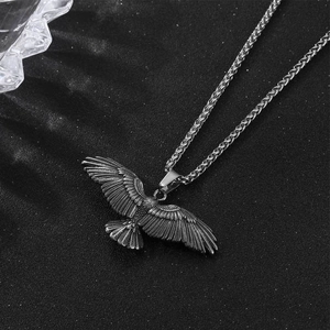 Collier avec pendentif aigle en acier inoxydable rétro au fini argenté antique pour homme