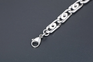 Dettaglio del bracciale a catena in acciaio al titanio argento con maglie a G