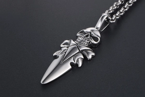 Vue macro du pendentif épée crâne en argent poli pour homme en acier titane