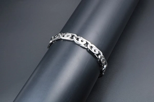 Dettaglio del bracciale punk in acciaio al titanio con maglie geometriche concave