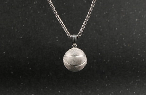 Détail macro du pendentif de basket en acier inoxydable montrant la texture du cuir