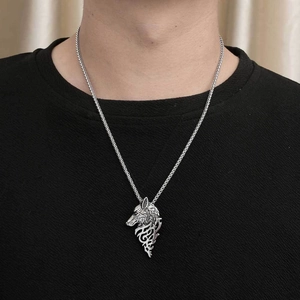Pendentif tête de loup en acier titane rétro avec finition vintage sur chaîne blé épaisse