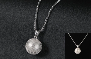 Vue détaillée du pendentif basket argenté montrant la texture et la chaîne maille