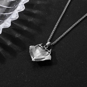 Collier avec pendentif crâne gothique à l'œil bleu sur chaîne en acier poli