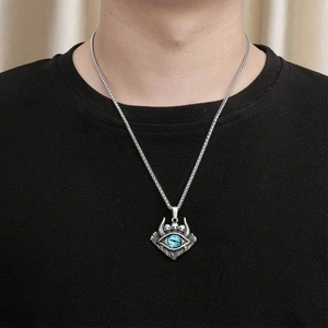 Pendentif gothique en acier titane avec tête de mort et œil bleu style punk rock