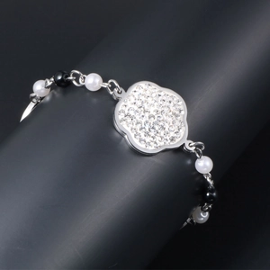 Bracelet élégant en acier titane avec fleur en strass et accents de perles