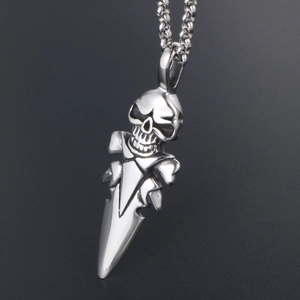 Collier rock gothique pour homme avec pendentif crâne et épée en acier inoxydable poli