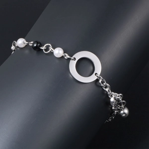 Bracelet élégant en acier titane avec breloques fleurs de perles et anneau en argent poli