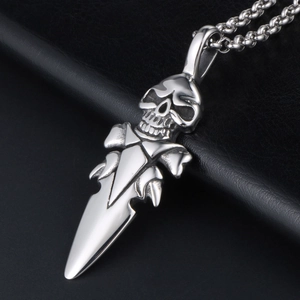 Collier pour homme avec pendentif crâne et dague gothique en acier inoxydable argenté