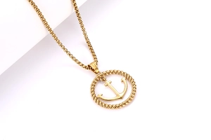 Vue macro du pendentif ancre en acier doré avec bordure corde et chaîne box
