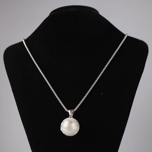 Collier avec pendentif basket en acier inoxydable argenté sur buste en velours noir