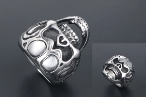 Vue macro latérale d'une bague tête de mort en argent punk avec détails réalistes pour homme