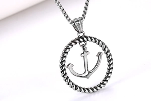 Vue macro détaillée du pendentif ancre vintage avec anneau de corde sur une chaîne