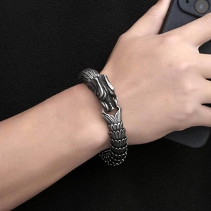 Retro dragon scale bracelet in stainless steel with a detailed dragon head clasp