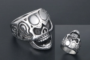 Détail de la bague crâne en argent vintage avec gravures gothiques et texture d'os