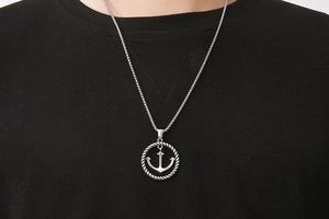 Détail du pendentif ancre vintage avec bordure corde sur chaîne en maille argent