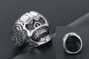 Vue détaillée d'une bague tête de mort punk en métal poli avec gravures en relief