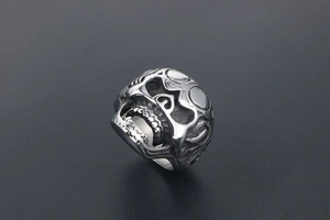 Gros plan d'une bague tête de mort punk avec texture métallique détaillée et fini vintage