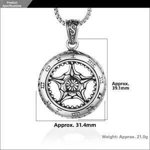 Vue détaillée du pendentif roue style punk avec dimensions 39,1mm hauteur et 31,4mm largeur