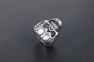 Détail d'une perle tête de mort vintage oxydée pour bijoux punk et motard pour homme