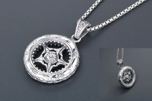 Gros plan détaillé du pendentif roue rétro avec motif floral et gravures de runes