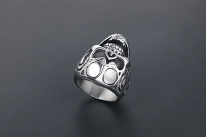 Vue macro d'une bague tête de mort en argent avec relief 3D et finition punk polie