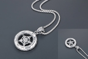Détail du collier roue vintage avec motif étoile et finition métal texturé