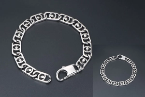 Détail des maillons géométriques creux et du grand fermoir mousqueton sur bracelet en acier