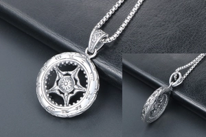 Détail macro du pendentif roue en argent avec chiffres romains et étoile évidée