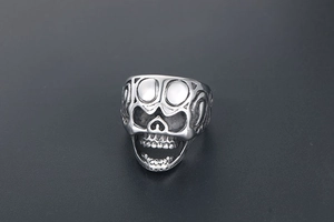 Vue macro d'une bague tête de mort gothique avec finition argent antique et détails sculptés