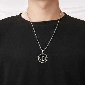 Collier pour homme en acier titane avec pendentif ancre et anneau torsadé sur t-shirt
