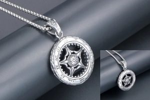 Détail du collier roue vintage argentée avec relief floral et chiffres romains
