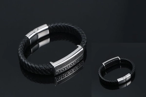 Vue détaillée du bracelet homme en cuir tressé avec plaque métallique gravée grecque