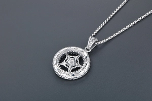 Gros plan sur le pendentif engrenage vintage avec motif d'étoile et chaîne à maillons