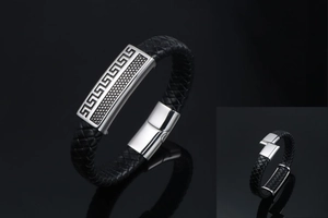 Détail d'un bracelet en cuir tressé noir avec motif grec et fermoir magnétique