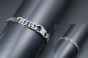 Détails des maillons géométriques et du fermoir mousqueton sur bracelet en métal argenté