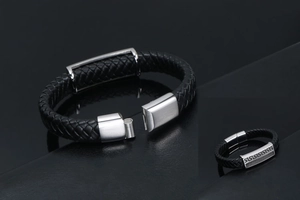 Détail du bracelet en cuir tressé noir avec fermoir magnétique gravé en acier