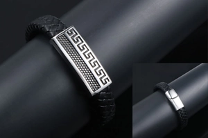 Détails d'un bracelet en cuir tressé noir avec plaque en métal à motif de grecque