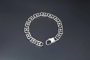 Détail du bracelet à maillons géométriques avec un grand fermoir mousqueton
